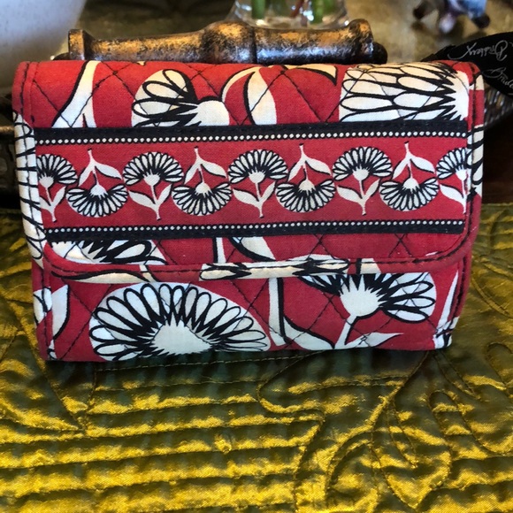 Vera Bradley Red & Black paisley wallet - Picture 1 of 11